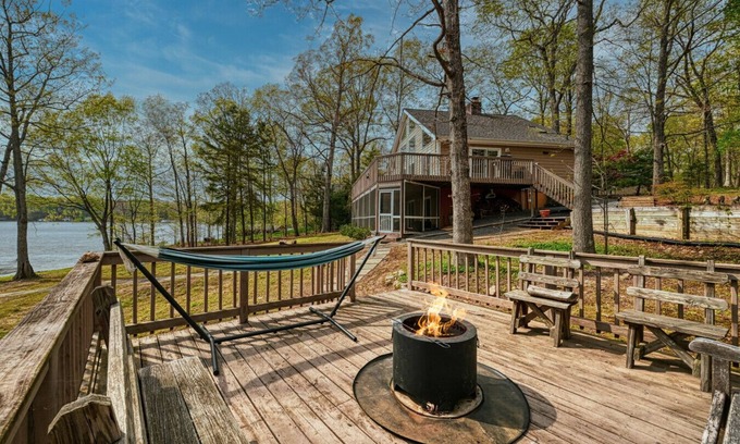 Mineral Casa | Edgewood Dream- Cozy Waterfront Home, Deep Water, Centrally Located