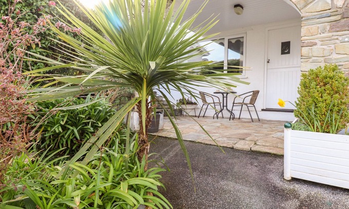 Portmellon Cabaña | EDYVEAN, character holiday cottage, with a garden in Mevagissey