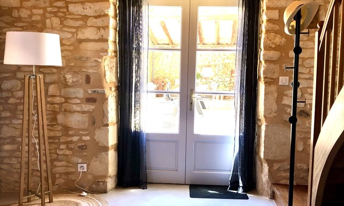 Blanquefort-sur-Briolance Casa | Een Sfeervolle Gîte met een Overdekt Privéterras. Een Vrolijke Hond is Welkom