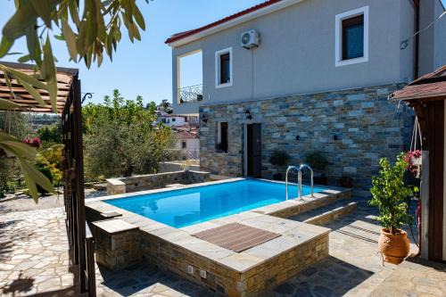 Pella Region Apartamento | Effie's Maisonette with Detached Studio