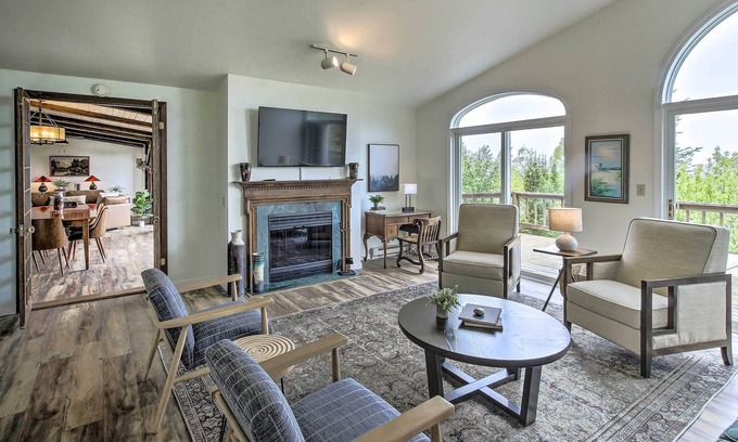 Egg Harbor Casa | Egg Harbor Escape with Deck ~ 1 Mile to Beach!