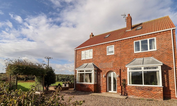Winestead Cabaña | EGGLESTON, pet friendly, with hot tub in Withernsea