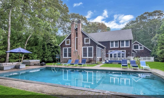 Wainscott Woods Casa | EH Gem (piscina de agua salada / 1 milla a bch y caminar a la ciudad); Agosto y dia del trabajo