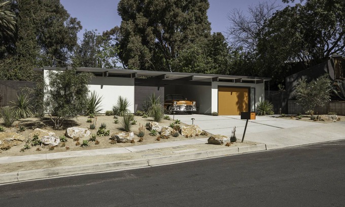 Thousand Oaks Casa | Eichler Orange - Mid Century Modern