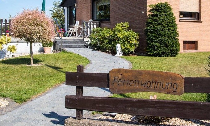 Bad Muenstereifel Apartamento | Eifelhaus Helga Wald & Wiese en la puerta