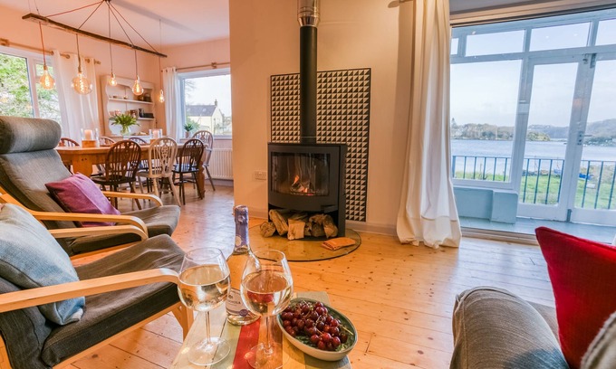 Menai Bridge Cabaña | Eigionfa - an on the beach that sleeps 8 guests in 3 bedrooms