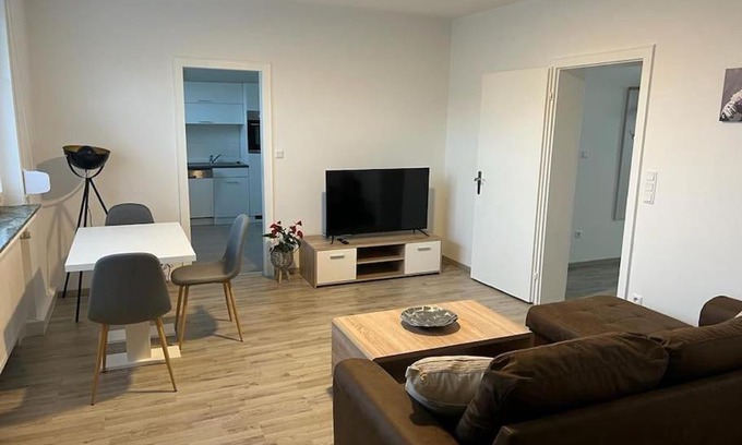 Lubbecke Apartamento | Eine modern renovierte Wohnung mit Balkonterrasse.