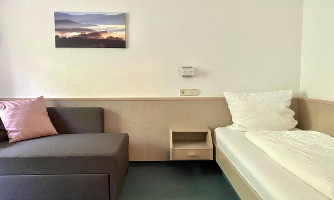 Gernsbach Apartamento | Habitación individual con baño y ducha.