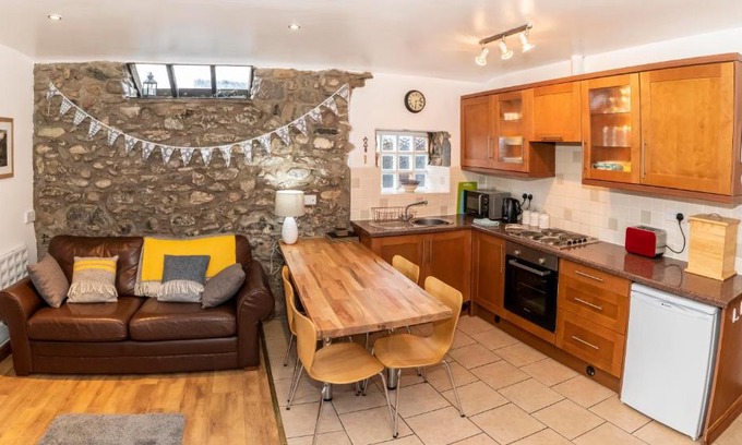 Dinas Casa | Eithin Bach