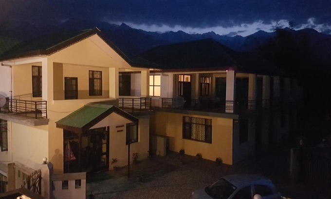 Palampur Cama Y Desayuno | EKAANT HOMES (DHOULADHAR SUITE)