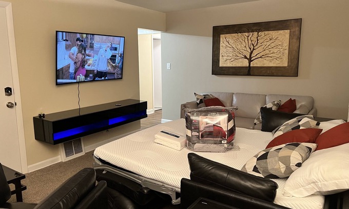 Wauwatosa Casa | EKO Stay - Your Home Away From Home
