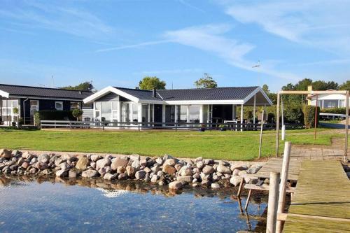 Munkebo Casa | Eksklusiv sommerhus beliggende i vandkanten