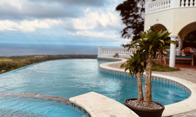 Cabrera Casa | El Castillo Tropical