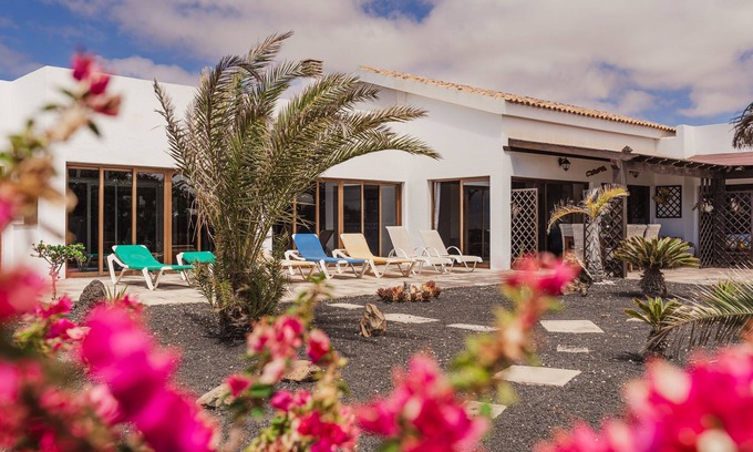 La Oliva Villa | El Cotillo, El Roque Villa de lujo con vistas al mar y montaña. Piscina cubierta climatizada.