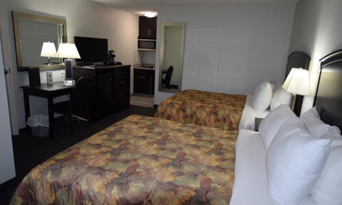 Cold Lake Hotel | El Lobo Motel