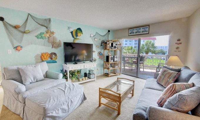 Fort Walton Beach Casa | El Matador 235 - Beautiful views of the courtyard and Gulf of Mexico