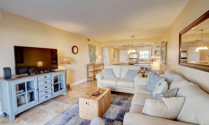 Fort Walton Beach Casa | El Matador 318 - Walk right out to the pool and the beach!