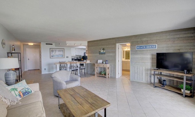 Fort Walton Beach Casa | El Matador 415 - Walk right out to the pool and the beach!