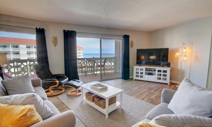 Fort Walton Beach Casa | El Matador 454 - Beautiful views of the Gulf and pool - Includes seasonal beach service!