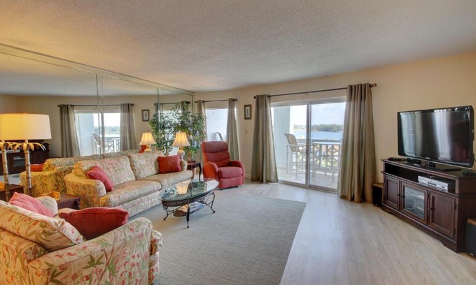 Fort Walton Beach Casa | El Matador 554 - Beautiful water views and close to all amenities of El Matador