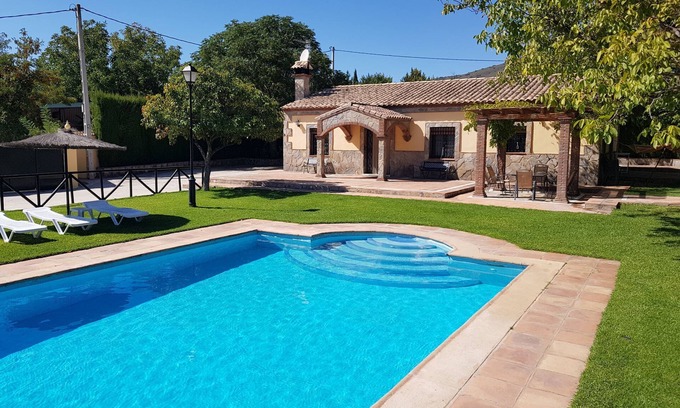 Ronda Villa | El Nogal: casa rural con piscina y pista de padel