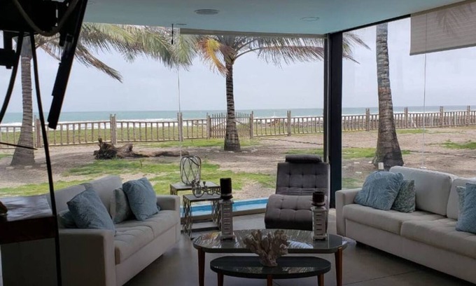 Cojimíes Casa | El Paraíso Cojímies - Casa con piscina frente a playa privada