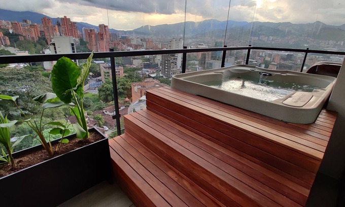 Lalinde Apartamento | El Poblado, Medellín - Private Hot Tub & Balcony - 3BR - View - Wake 1111!