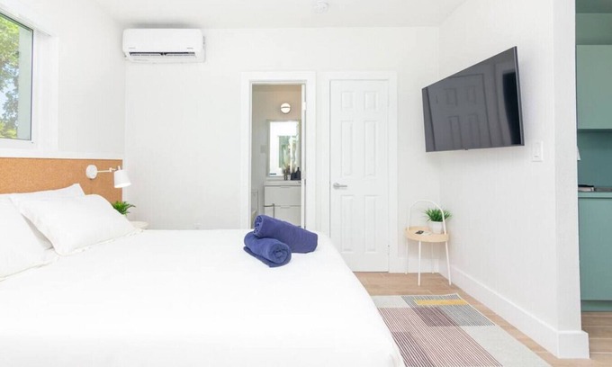 El Portal Apartamento | El Portal #2 · Newly Renovated Stylish Studio in El Portal #2