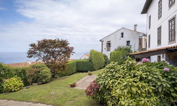Lastres Casa | Casa rural El Tresmayu. Casona con jardín en Lastres. Vistas al mar y montaña.