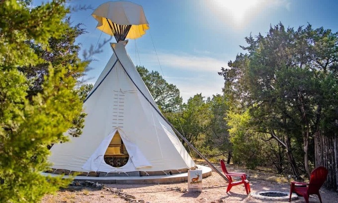 Dripping Springs Casa | El Venado | Nature Retreat + Lounge Deck