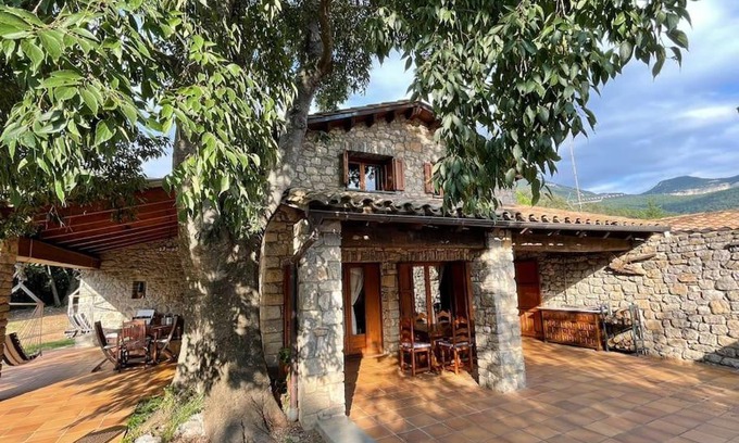 Sales de Llierca Chalet De Esquí | El Vilarot. La casa de piedra en la naturaleza.