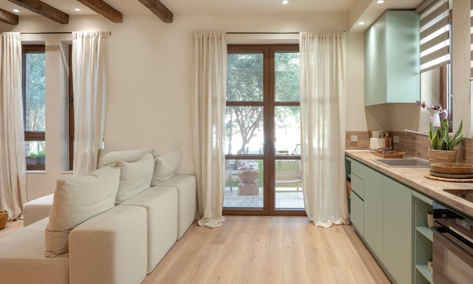 Ierissos Apartamento | Elea 1 - Modern with comfortable furnishings and close proximity to the beach