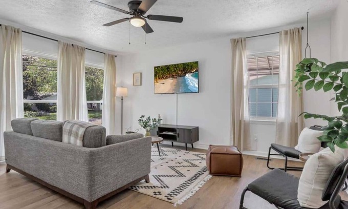 Westerville Casa | Electric Ave. - 3 BDR and Hot Tub