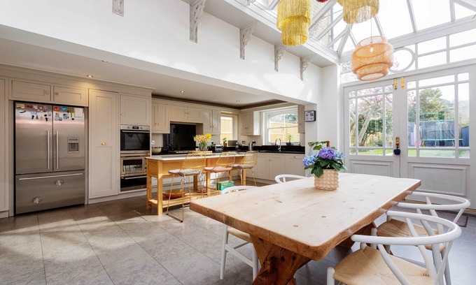 Wandsworth Common Casa | Electric Dreams, by Veeve