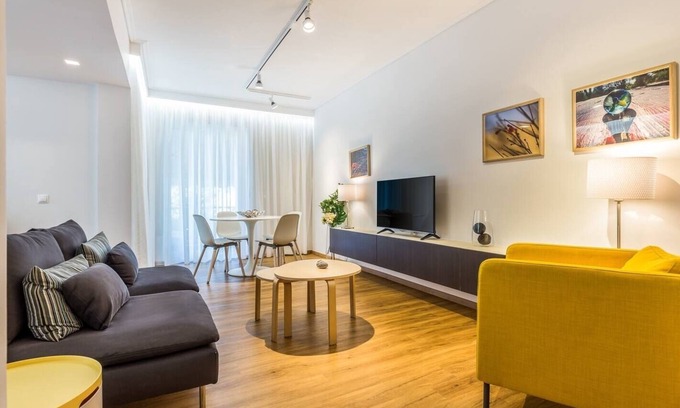 Vouliagmeni Apartamento | Elegance Vouliagmeni Gem Luxury Apt, Walk to Beach