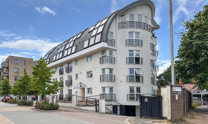 Downham Apartamento | Elegant 1-Bed | Open-Plan Living | Free Parking