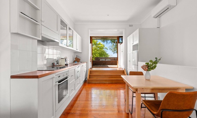 North Sydney Casa | Elegant 1-Bed Oasis with Courtyard in North Sydney