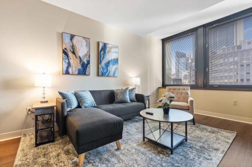 Downtown Pittsburgh Apartamento | Elegant 1BD High Rise with City Views in DT Pitts
