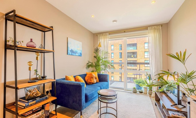 Tower Hamlets Apartamento | Elegant 1BR Apartment, 5 Min Limehouse DLR Station