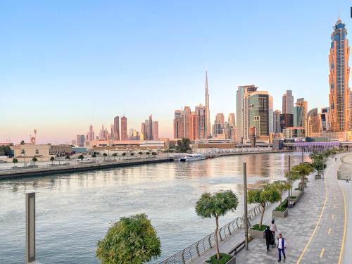 Al Safa Apartamento | Elegant 1BR Apt with Balcony Views of Burj Khalifa & Dubai Canal