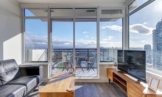 Burnaby Apartamento | Elegant 1BR Apt with Skyline Views near Metropolis