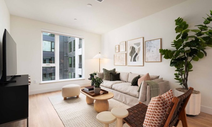 Burlingame Condominio | Elegant 1BR Condo with Pool– One Adrian Living
