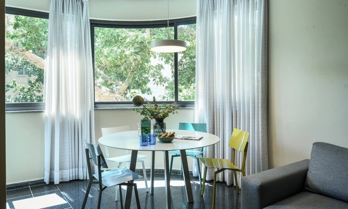 Tel Aviv City Center Apartamento | Elegant 1BR Dizengoff Apt by Sea N' Rent