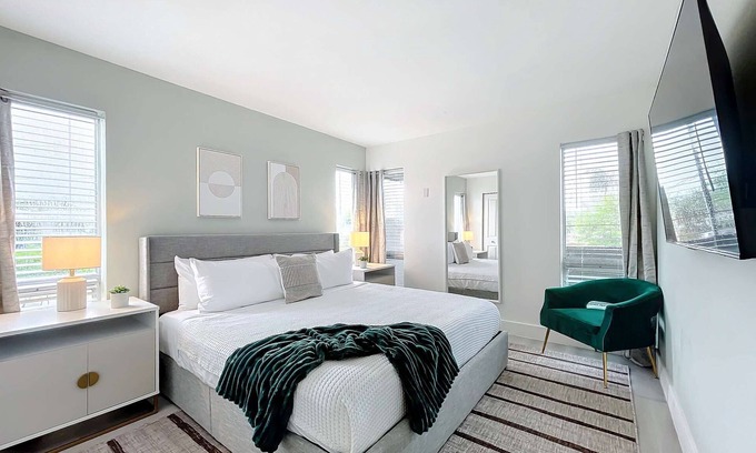 Lauderdale Harbours Condominio | Elegant 1BR with Pool & Full Amenities