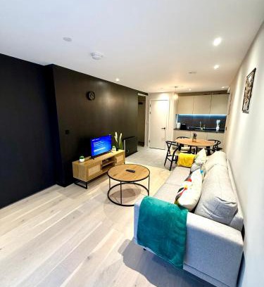 Manchester Apartamento | Elegant 2-Bed 2-Bath Apt in Manchester with Balcony