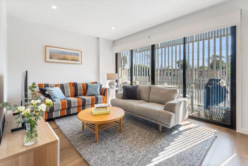 Caulfield North Apartamento | Elegant 2 Bed 2 Bath Apartment at Caulfield Park with Balcony & Parking