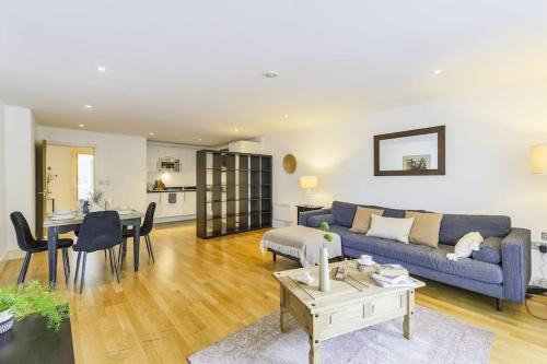 Highbury West Apartamento | Elegant 2-Bedroom Apartment with Balcony