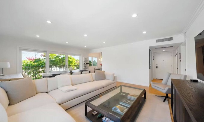 Los Feliz Condominio | Elegant 2-bedroom Condo in wonderful Los Feliz with WiFi, Office Space and AC