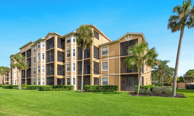 Braden River Condominio | Elegant 2-bedroom Condo with Picturesque Pond and Golf Course Views