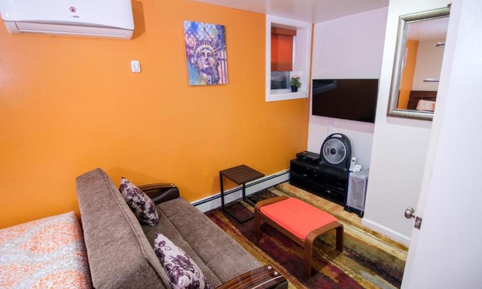 Cypress Hills Apartamento | Elegant 2 Bedroom Suite w Modern Amenities